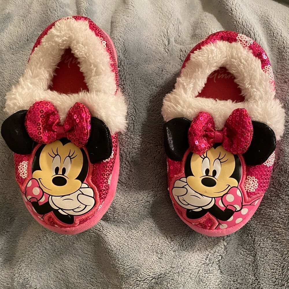 Disney girls’ Minnie Mouse house shoes size 9-10